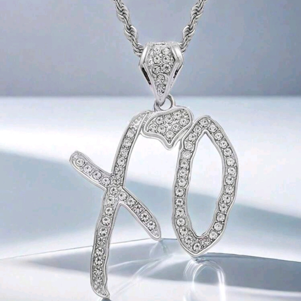 BRAND NEW ** Elegant Silver XO Pendant Necklace